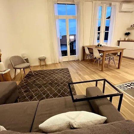 Modern Bright Flat With Outside Terrace Apartman